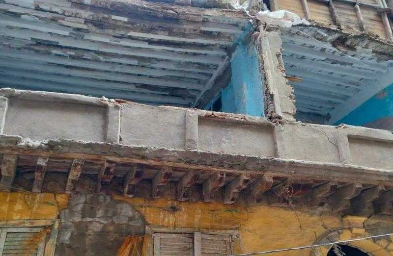 إزالة الأجزاء داهمة الخطورة من عقار قديم غرب الإسكندرية| صور