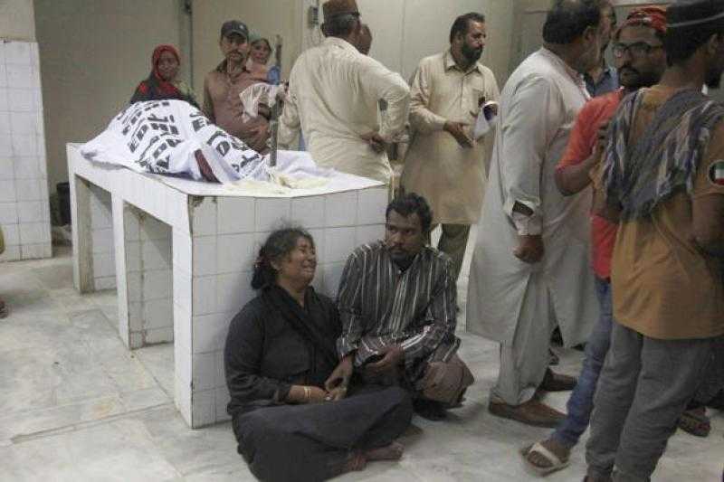 اعتدوا على النساء بعصا الجولف.. تفاصيل مصرع 11 شخصا في تدافع خلال توزيع تبرعات بباكستان