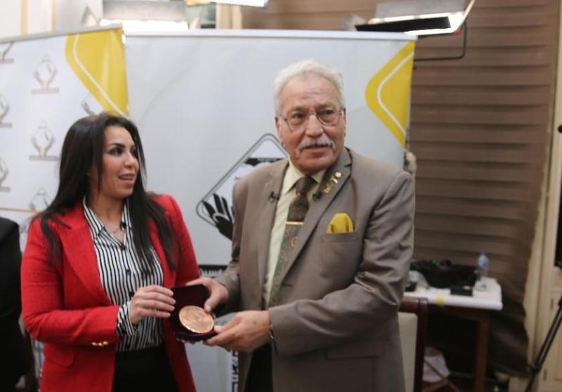 التنسيقية تهدي درعًا تذكارية للواء محيي نوح والربان وسام عباس حافظ