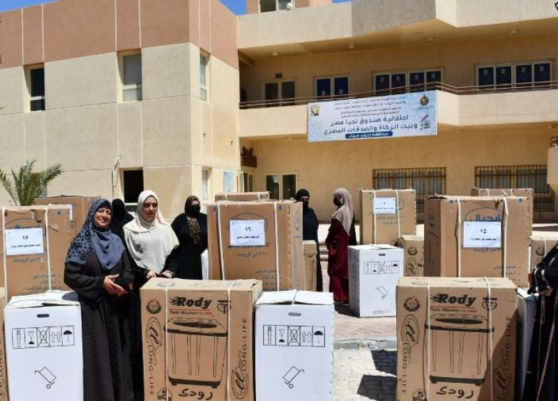 محافظ جنوب سيناء يسلم 54 جهازا منزليا لـ 18 عروسة.. صور