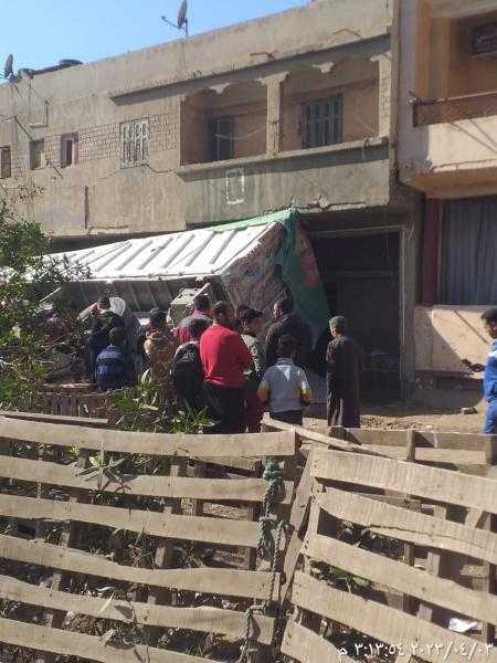 انقلاب مقطورة نقل على منزل بقرية درين بالدقهلية.. صور