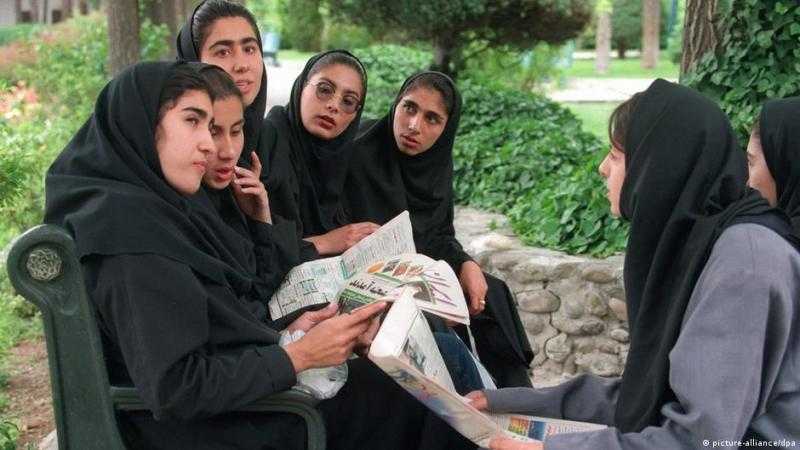 إيران: حظر دخول الطالبات المدارس والجامعات بدون حجاب
