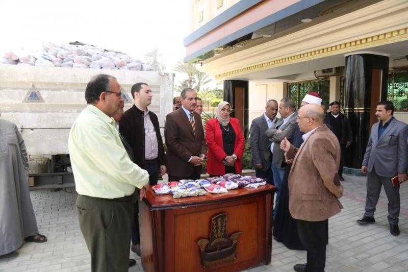 محافظ كفر الشيخ يشهد وصول الدفعة الخامسة من 65 ألف شنطة رمضانية لتوزيعها على الأسر المستحقة