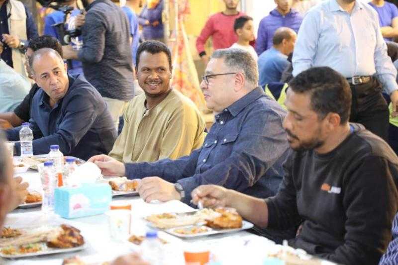 وحدة وطنية بالغردقة.. محافظ البحر الأحمر يتناول الإفطار على مائدة رحمن مسيحية| صور