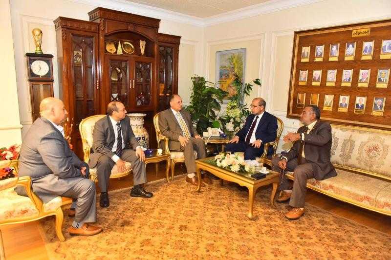 محافظ أسيوط يلتقي رئيس مجلس إدارة شركة الوجه القبلي لإنتاج الكهرباء