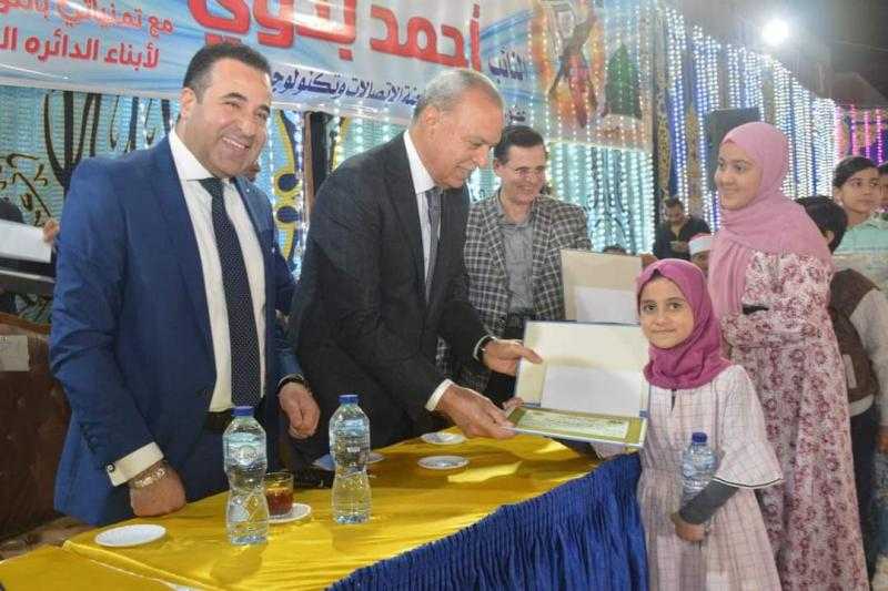 محافظ القليوبية يُكرم حفظة القرآن الكريم في الاحتفال السنوي بقرية ترسا بطوخ | صور