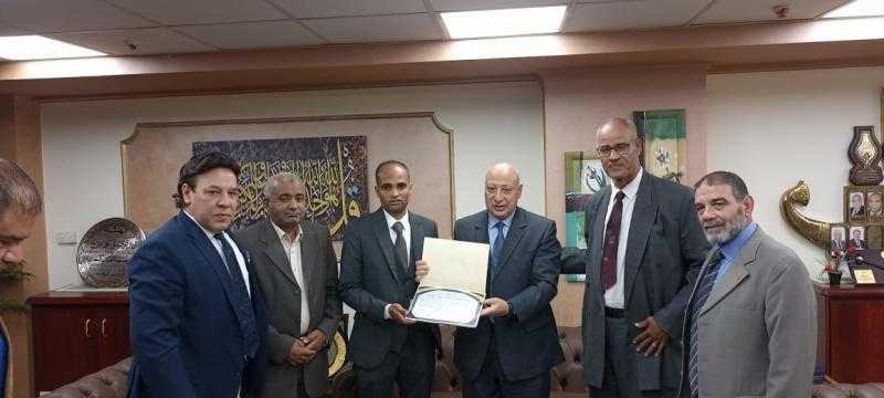الضرائب تكرم أحد العاملين لإعادته حقيبة مفقودة لأحد الممولين بداخلها 1.2 مليون جنيه