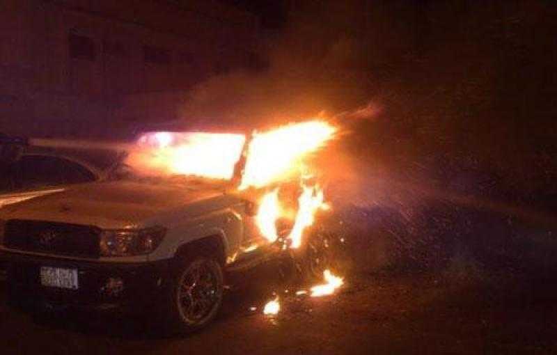انتداب المعمل الجنائي لفحص آثار حريق اندلع فجأة في سيارة على الدائري