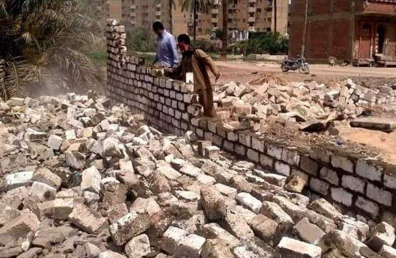 إزالة 3 حالات تعدٍ خارج الحيز العمراني في مركز طما| صور