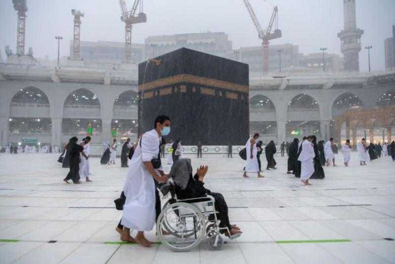 فيديو.. أمطار غزيرة تهطل على الحرم المكي أثناء صلاة الفجر