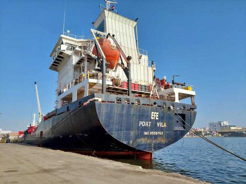 شحن 55 ألف طن كلينكر من ميناء شرق بورسعيد وتفريغ معدات بترولية ورخام بميناء غرب