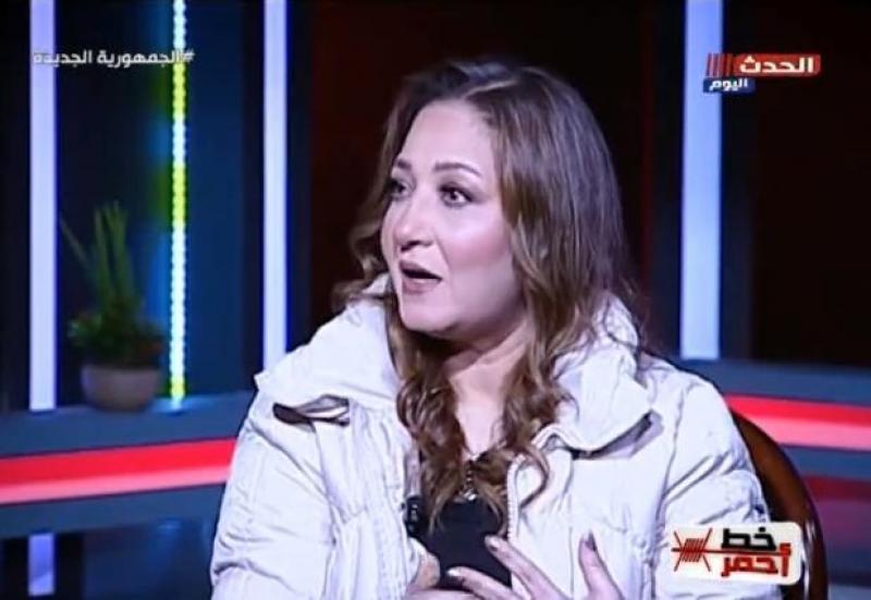 الفنانة عنبر تنهار على الهواء: الدنيا وحشة من غير أمي.. صور