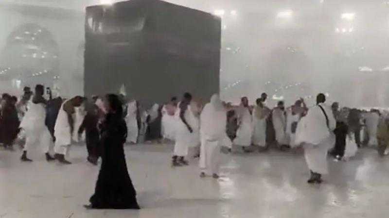 ألف سجادة تكتسي بها أرضيات المسجد الحرام خلال شهر رمضان المبارك