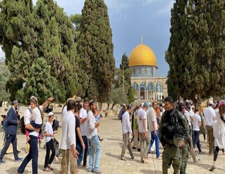 وسط إجراءات مُشددة بالقدس.. عشرات المستوطنين يقتحمون باحات الأقصى