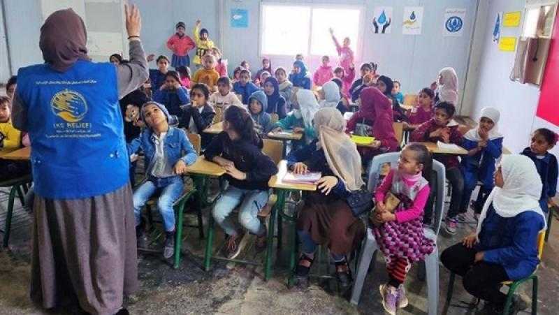 سلمان للإغاثة يوزع تمور ويختتم مشروع توزيع الحقيبة المدرسية للطلبة السوريين في الأردن