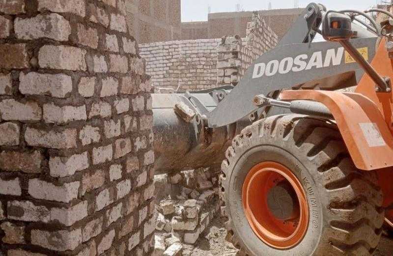 إزالة 5 حالات تعدٍ على الأراضي الزراعية بمدينة إسنا في الأقصر|صور