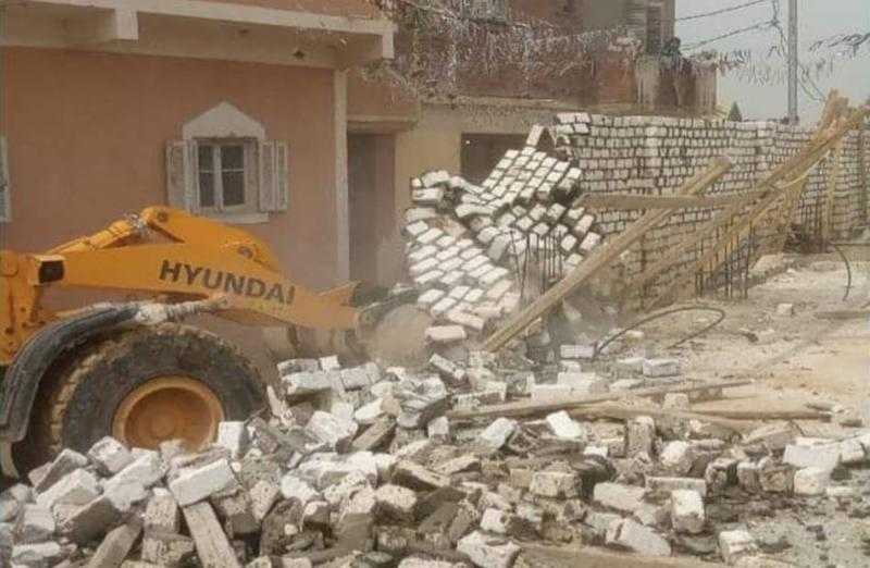 إزالة 3 حالات بناء مخالفة في حي شمال مدينة مغاغة