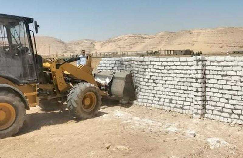 إزالة 3 حالات بناء مخالفة خارج الحيز العمراني في مركز البلينا| صور