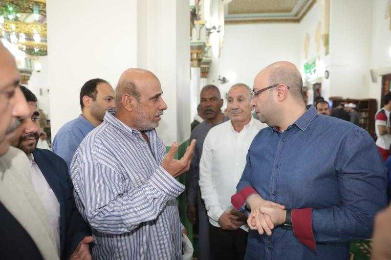محافظ بني سويف يلتقي عددا من المواطنين ويستمع لمطالبهم عقب صلاة الجمعة.. صور