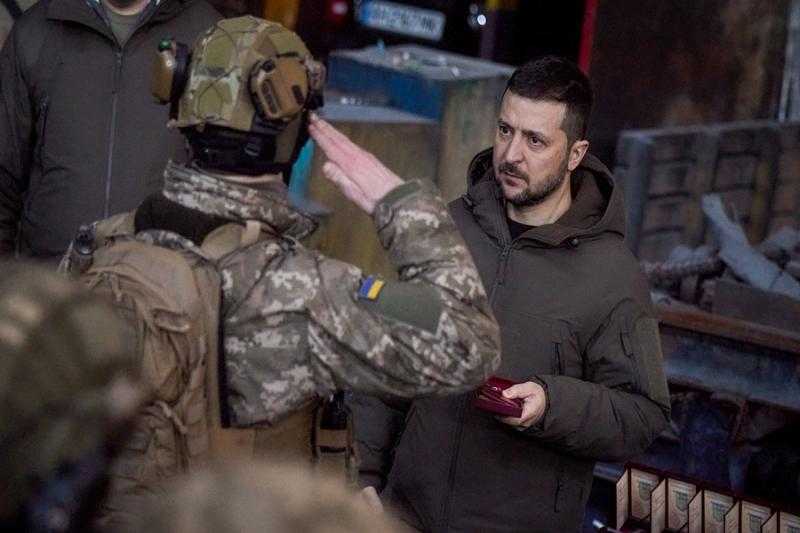 زيلينسكي: مقتل وإصابة 29 شخص في هجمات صاروخية شرق أوكرانيا