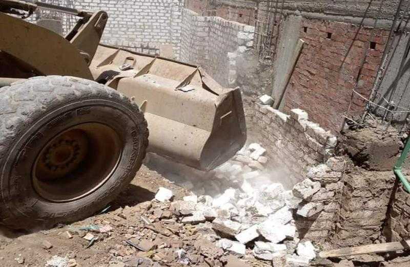 إزالة 3 حالات بناء مخالف في مركز جرجا| صور