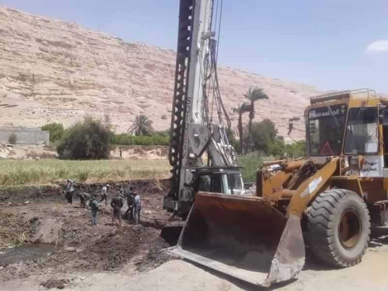 إنشاء كوبري على مصرف أخميم لربط قرى الجلاوية بمركز ساقلتة | صور