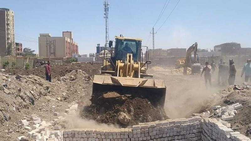 إزالة 17 حالة تعد على أراض زراعية وبناء مخالف في مركز سمالوط بالمنيا| صور