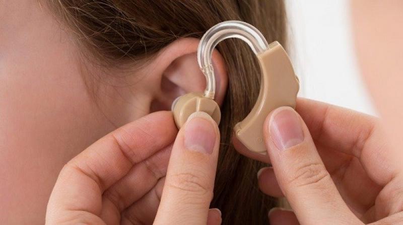 دراسة: ارتداء سماعة أذن تقلل من خطر الإصابة بالخرف