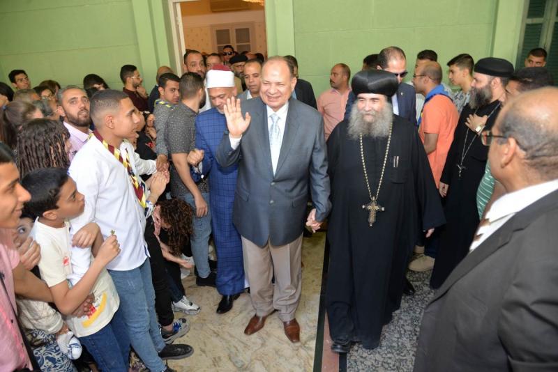 محافظ أسيوط يزور الكنيسة الكاثوليكية ومطرانية الأرثوذوكس للتهنئة بعيد القيامة