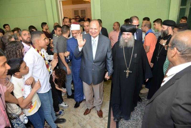 محافظ أسيوط يزور الكنيسة الكاثوليكية ومطرانية الأرثوذوكس للتهنئة بعيد القيامة.. صور