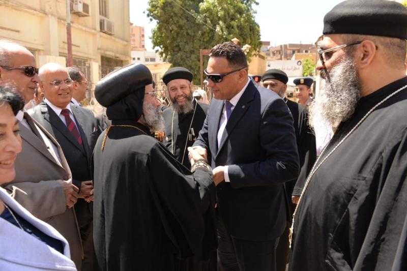 محافظ الدقهلية يقدم التهنئة للأخوة الأقباط بمناسبة عيد القيامة المجيد.. صور