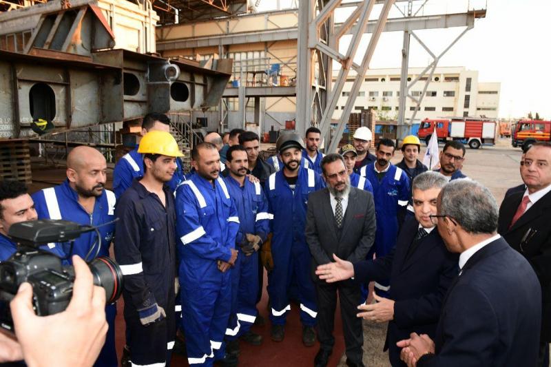 ربيع يتفقد ترسانة بورسعيد البحرية ويتابع سير بناء القاطرات الجديدة