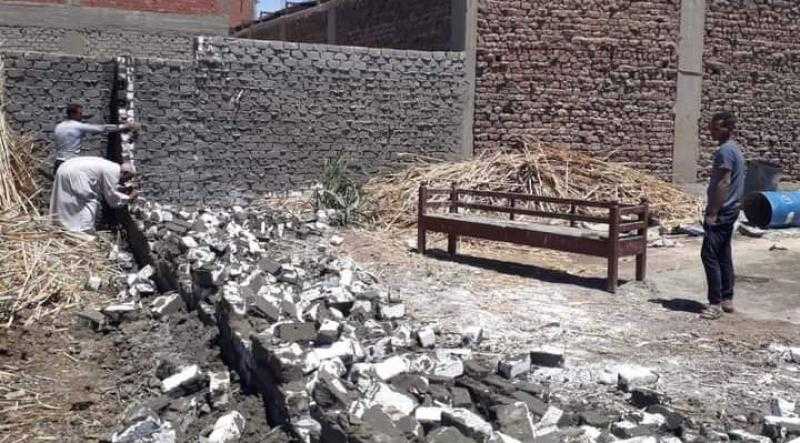 إزالة حالتي تعد بناء مخالف بمركز دار السلام بسوهاج | صور