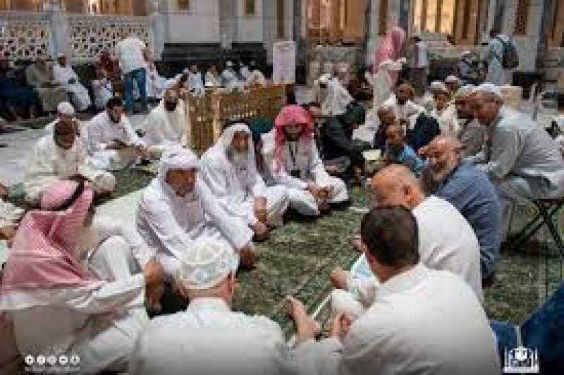 الحلقات القرآنية تُخصص حلقات تعليم القرآن الكريم لكبار السن وذوي الإعاقة بالمسجد الحرام