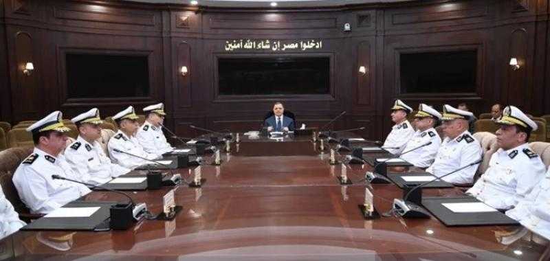 وزير الداخلية يجتمع مع القيادات الأمنية لمتابعة إجراءات تأمين احتفالات عيد الفطر