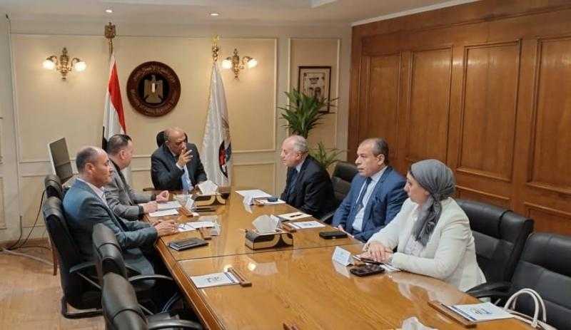 وزير قطاع الأعمال يوجه بزراعة الذرة الشامية والصفراء في أراضي شركة جنوب الوادي بتوشكى