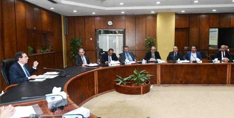 «الملا» يترأس اجتماع لجنة تطوير وزيادة المعدلات الحالية لإنتاج الزيت الخام