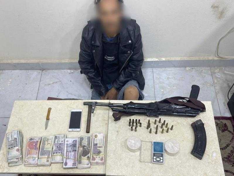 ضبط مجرم بحوزته كيلو هيروين وبندقية آلية في القليوبية