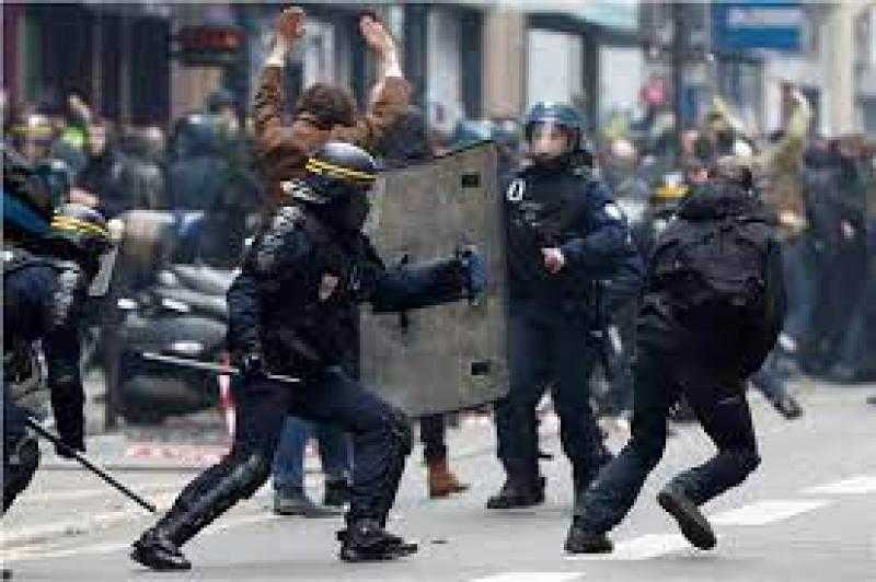 الآلاف يتظاهرون احتجاجا على مشروع طريق سريع في جنوب فرنسا