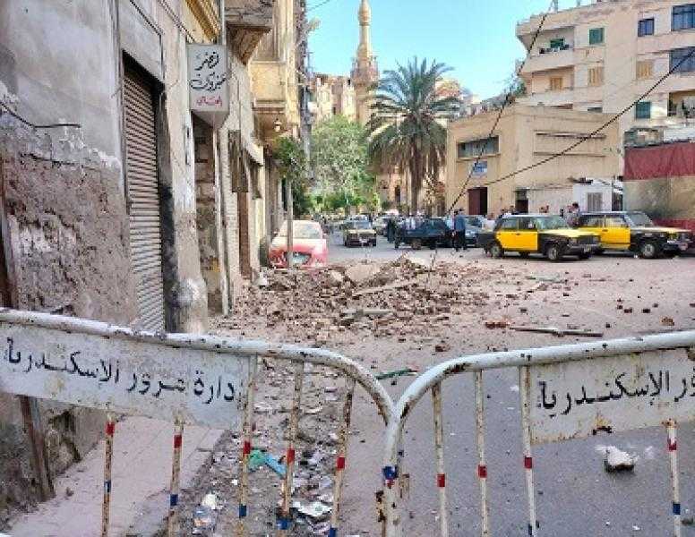 إصابة شخص وإتلاف سيارتين إثر سقوط أجزاء من عقار قديم في الإسكندرية