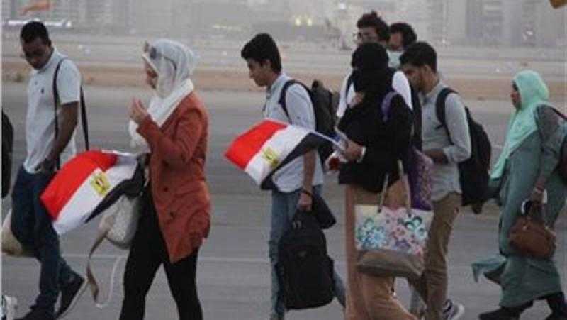 فرحة ودموع وممر شرفي.. العائدون من السودان يروون رحلة عودتهم لأرض الوطن| فيديو