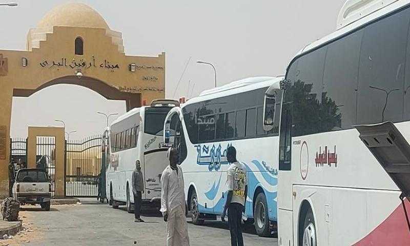 مراسل ”إكسترا نيوز” يوضح الإجراءات اللازمة للعبور من السودان.. فيديو