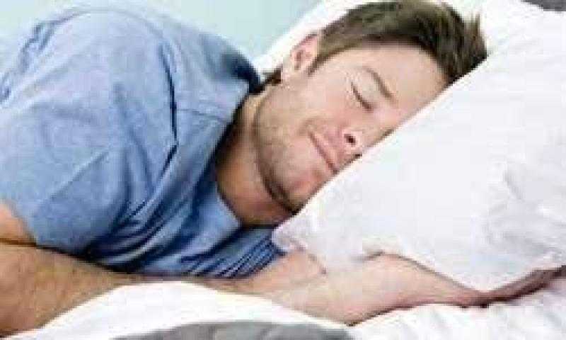 كيف تعيد ضبط مواعيد نومك بعد الانتهاء من الإجازة؟.. فيديو