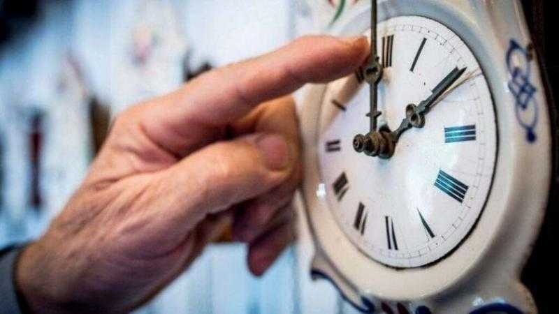 خبير تنمية محلية يكشف أسباب العودة بعمل التوقيت الصيفي.. فيديو