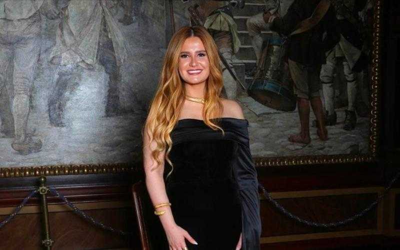 بالأسود.. هنا شيحا تخطف الأنظار في أحدث جلسة تصوير لها