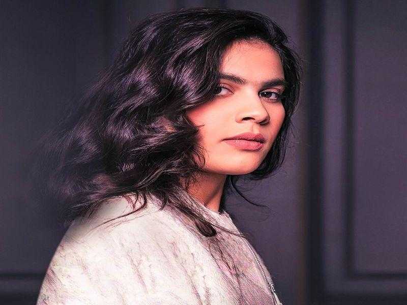 المطربة الكويتية حنين حسين تطلق أغنيتها الجديدة ”فاز”