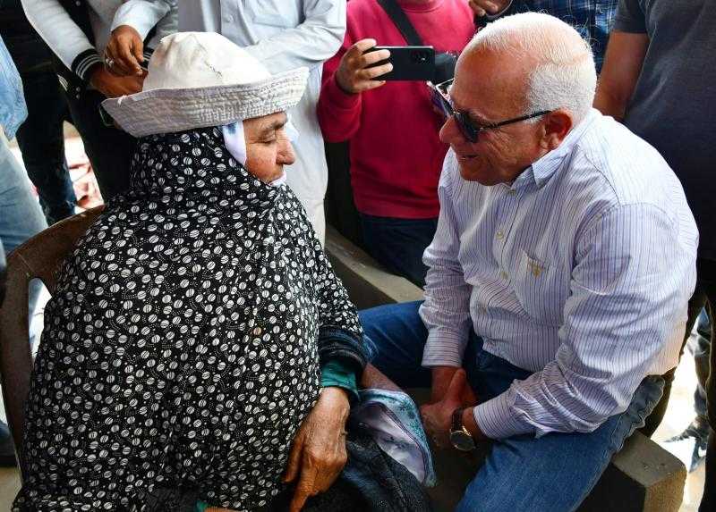 محافظ بورسعيد يقبل رأس مسنة تصر على زراعة أرضها بنفسها