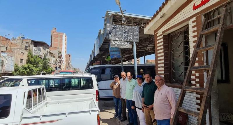 رئيس حي غرب المنصورة يتفقد موقف سندوب لمتابعة تطبيق التعريفة |صور