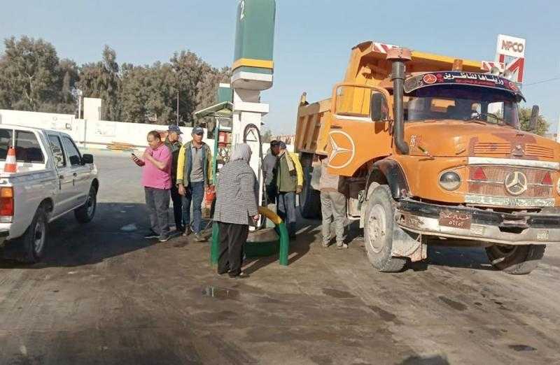 حملات تفتيشية على محطات الوقود في الإسكندرية لمتابعة الالتزام بالأسعار| صور