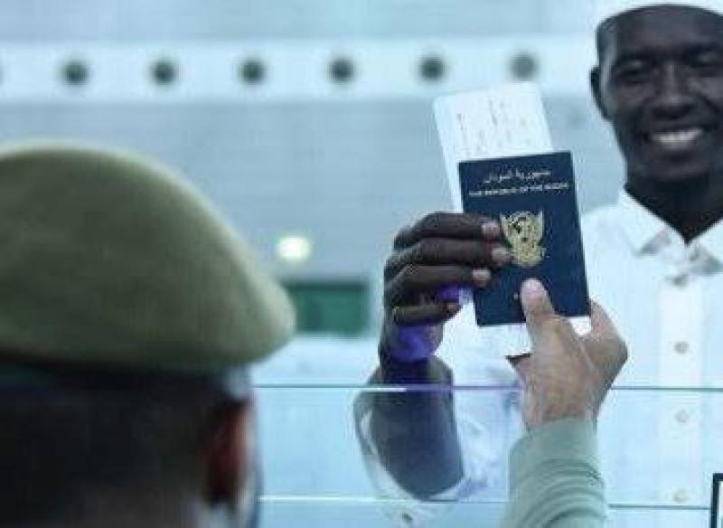 جوازات مطار الملك عبد العزيز الدولي تواصل جهودها في خدمة المعتمرين المغادرين إلى السودان